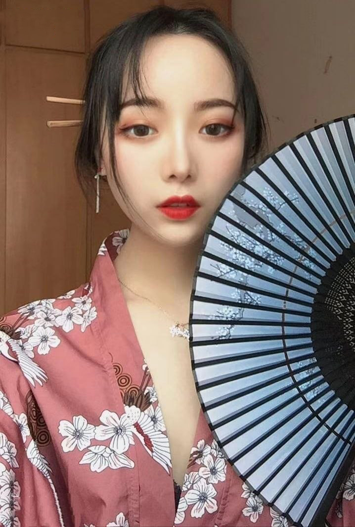 The face value is very high. The young woman Wang Yuanyuan contrasted to the